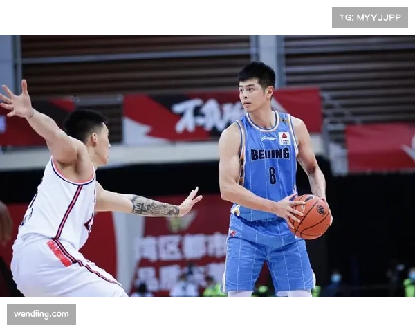 青岛队黑马之势稳居前四 内线重组后防守体系成效显著 青岛队黑马之势稳居前四 内线重组后防守体系成效显著